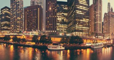 Chicago - Vista della città e del fiume Chicago di notte