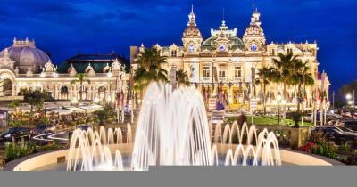 Monte-Carlo - View of the fountain in front of the Casino